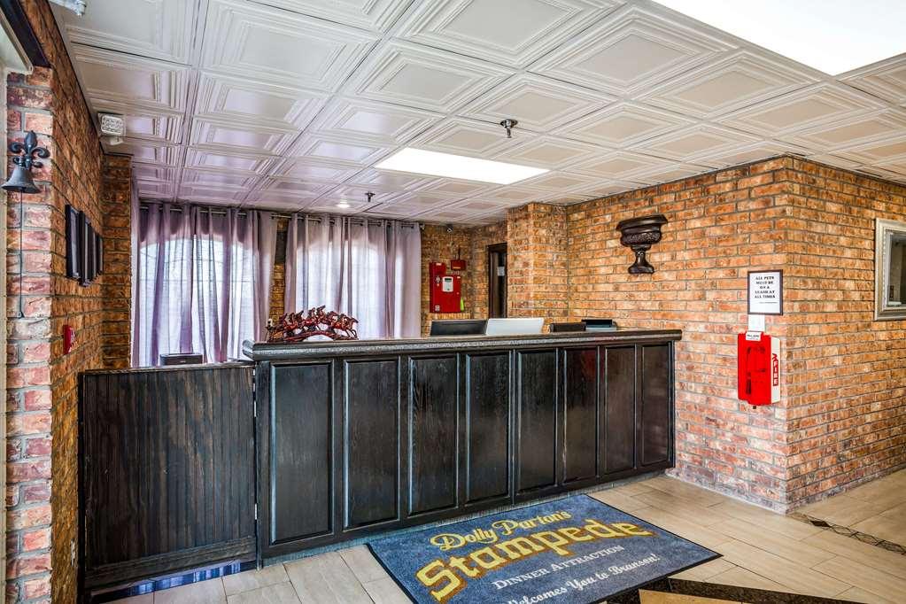 Rodeway Inn Branson, Brick House Interior foto